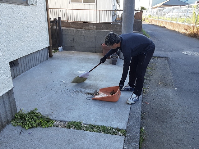 清掃を行う工事スタッフ